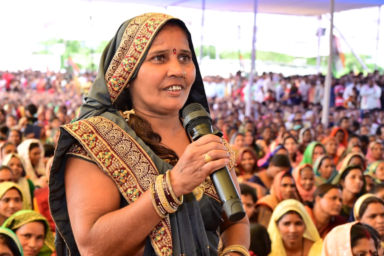 भेंट-मुलाकात: ग्राम कांशीगढ़ : गोधन न्याय योजना से हुई आमदनी से उषाबाई ने पहली बार अपनी कमाई से खरीदे खुद के लिए गहने