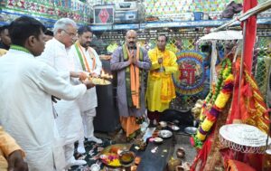 भेंट मुलाकात कार्यक्रम: विधानसभा क्षेत्र जैजैपुर-मुख्यमंत्री श्री भूपेश बघेल ने ग्राम हसौद में आदिशक्ति माँ महामाया देवी का किया दर्शन