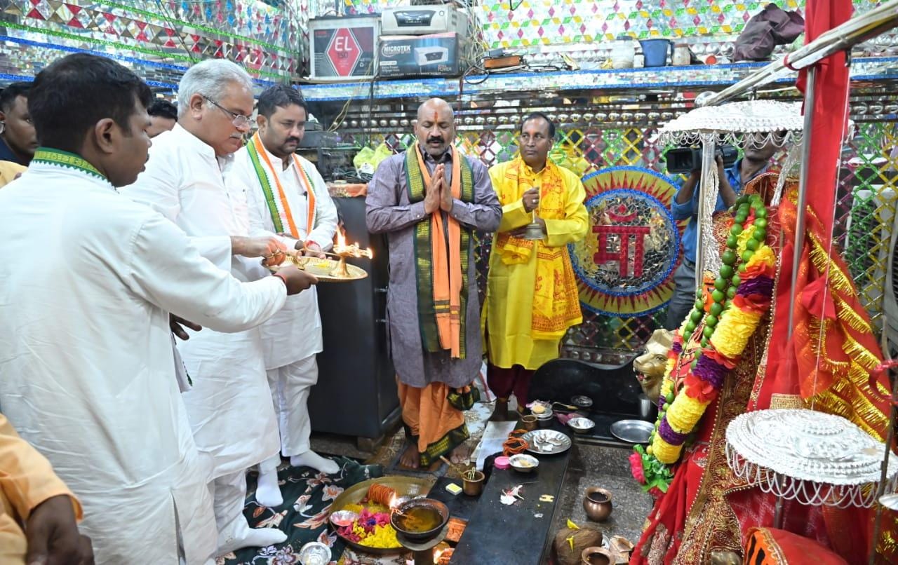 भेंट मुलाकात कार्यक्रम: विधानसभा क्षेत्र जैजैपुर-मुख्यमंत्री श्री भूपेश बघेल ने ग्राम हसौद में आदिशक्ति माँ महामाया देवी का किया दर्शन