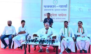 भेंट-मुलाकात: मुख्यमंत्री श्री भूपेश बघेल ने हसौद में ली अधिकारियों की बैठक
