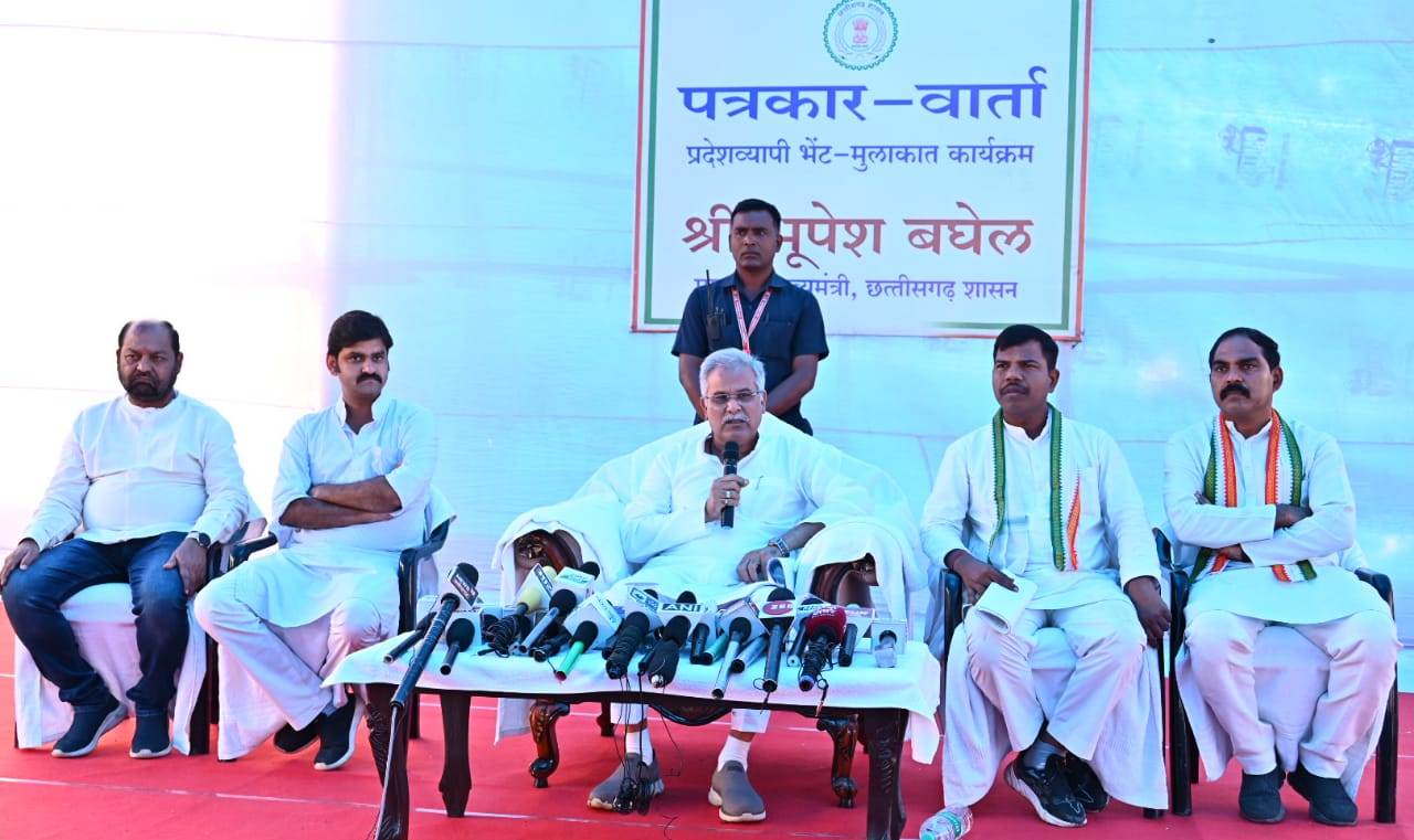 भेंट-मुलाकात: मुख्यमंत्री श्री भूपेश बघेल ने हसौद में ली अधिकारियों की बैठक