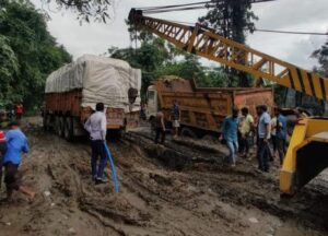 Raigarh News: सड़क निर्माण कार्य में लापरवाही हेतु 3 ठेकेदारों सहित EE PWD को कलेक्टर ने जारी किया नोटिस