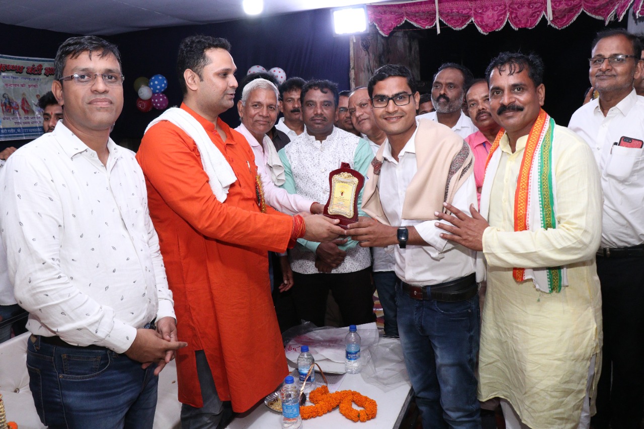 Raigarh News: उच्च शिक्षा मंत्री उमेश पटेल ने RGHNEWS के संपादक प्रशांत तिवारी का किया सम्मान