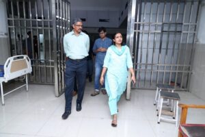 Raigarh News : बीती रात मेडिकल कॉलेज अस्पताल के औचक निरीक्षण में पहुंची कलेक्टर श्रीमती रानू साहू,