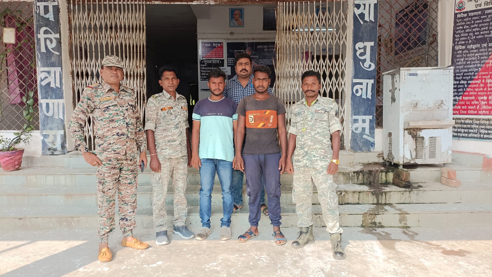 ● *ट्रांसफार्मर के ऊपर युवक को चढ़वाकर डीओ लगवा रहे थे दोनों युवक*.....   ● *11 के.व्ही. विद्युत करंट की चपेट में आने से हुई थी युवक की मौत, लैलूंगा के ग्राम चोरंगा की घटना*......