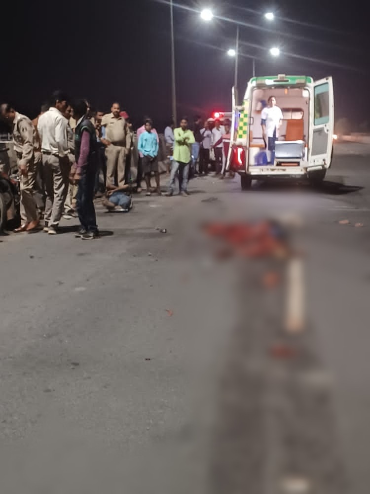 CG News: ट्रेलर और बाइक मैं जोरदार टक्कर, हादशे मैं एक की मौत दूसरा का हालात गंभीर