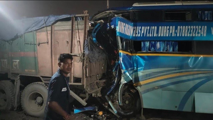 Ekaurtadka News: CG News : तेज रफ्तार बस ने खड़े ट्रक को मारी टक्कर 22 घायल और 4 गंभीर