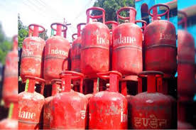 घरेलू गैस सिलेंडर के लिए नया नियम, साल में 24 की जगह 15 सिलेंडर ही ले सकेंगे