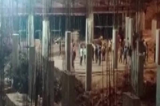 निर्माणाधीन इमारत गिरने से 2 की मौत, इतने हुए घायल