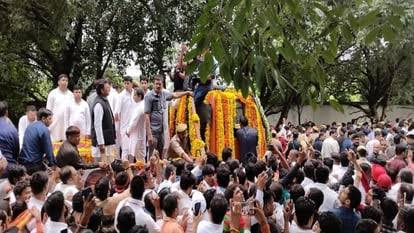 Mulayam Singh Yadav Dies: सैफई में अंतिम सफर पर नेता जी