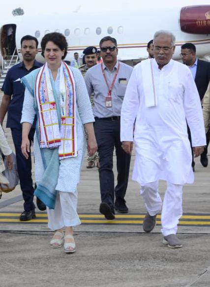 मुख्यमंत्री श्री भूपेश बघेल और विशिष्ठ अतिथि श्रीमती प्रियंका गांधी जगदलपुर में ‘भरोसे का सम्मेलन’ में शामिल होने दन्तेश्वरी एयरपोर्ट पहुंचे