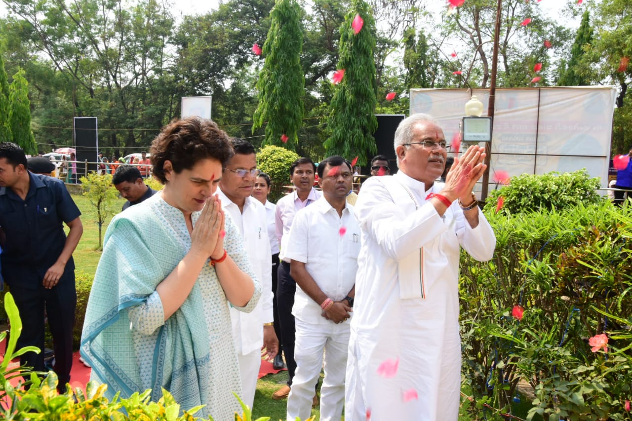 भरोसे का सम्मेलन कार्यक्रम में शामिल होने पहुँचे मुख्यमंत्री श्री भूपेश बघेल और कार्यक्रम की विशिष्ट अतिथि श्रीमती प्रियंका गांधी ने जगदलपुर में लालबाग मैदान के निकट स्थित डॉ.अम्बेडकर की प्रतिमा पर श्रद्धासुमन अर्पित किए