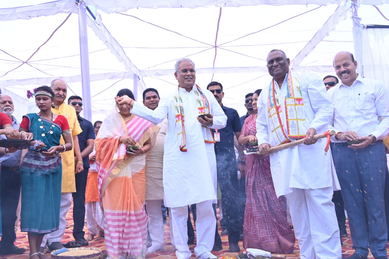 मुख्यमंत्री श्री भूपेश बघेल अक्ती तिहार एवं माटी पूजन दिवस कार्यक्रम में हुए शामिल