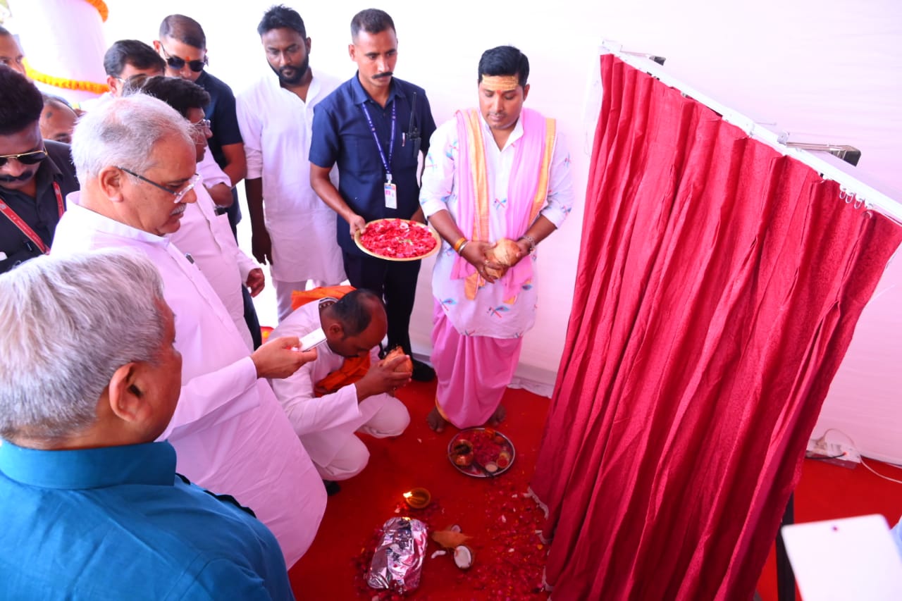मुख्यमंत्री श्री बघेल ने माना कैम्प में जल प्रदाय योजना का किया भूमिपूजन