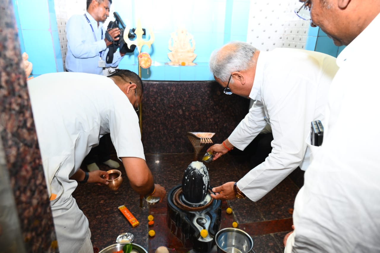 मुख्यमंत्री श्री भूपेश बघेल ने लालपुर स्थित शीतला माता मंदिर और नागेश्वर शिव शक्ति मंदिर में पूजा अर्चना कर प्रदेशवासियों की खुशहाली और समृद्धि की कामना की