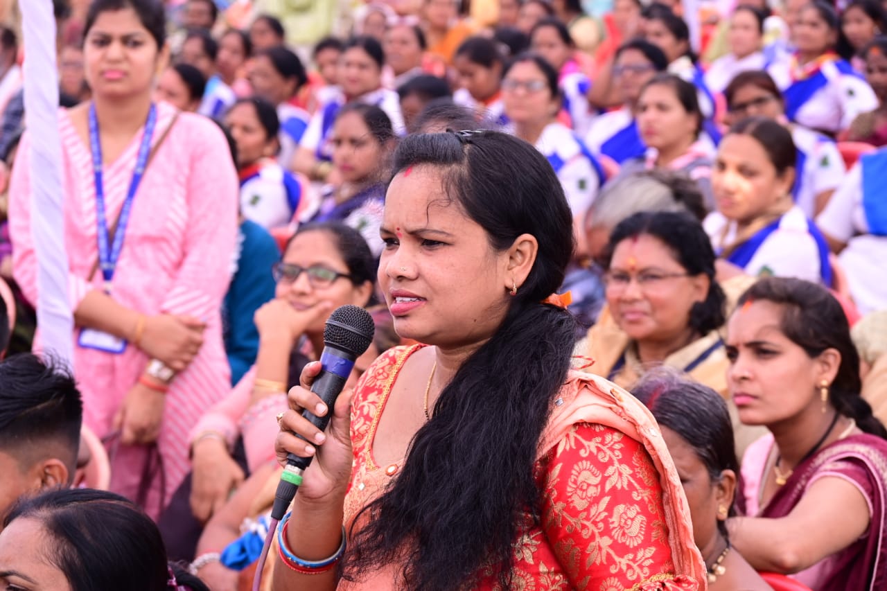 कुंती द्वारा राशन देने में अनियमितता की शिकायत की गई, इन पर मुख्यमंत्री ने तत्काल संज्ञान लेते हुए राशन दुकान संचालक के खिलाफ कार्यवाही करने के निर्देश दिए