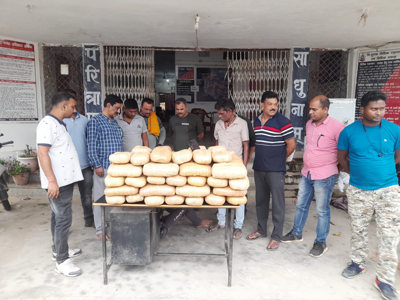 Raigarh News: बैरिकेड तोड़कर भाग रहे गांजा तस्करों का पीछा कर पकड़ी पुलिस टीम, 93 किलो गांजा के साथ एक आरोपी गिरफ्तार*