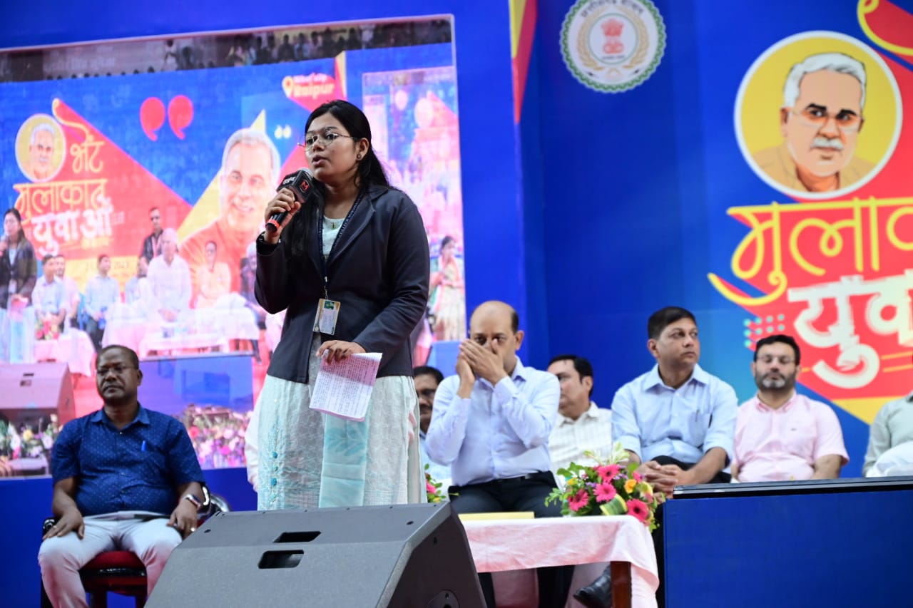 गरियाबंद की इंद्राणी साहू ने भेंट-मुलाकात कार्यक्रम में मोर सपना के छत्तीसगढ़ शीर्षक से कविता सुनाई