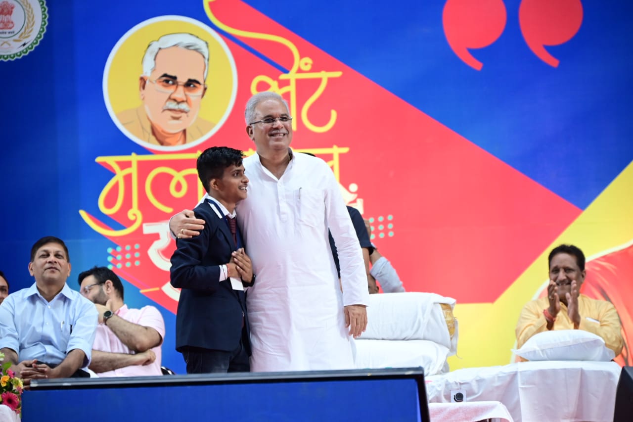 मुख्यमंत्री श्री भूपेश बघेल ने धमतरी के युवा सोमेश्वर गंजीर के जोशीले भाषण को सुनकर अपने पास बुलाकर गले लगाया और आशीर्वाद दिया