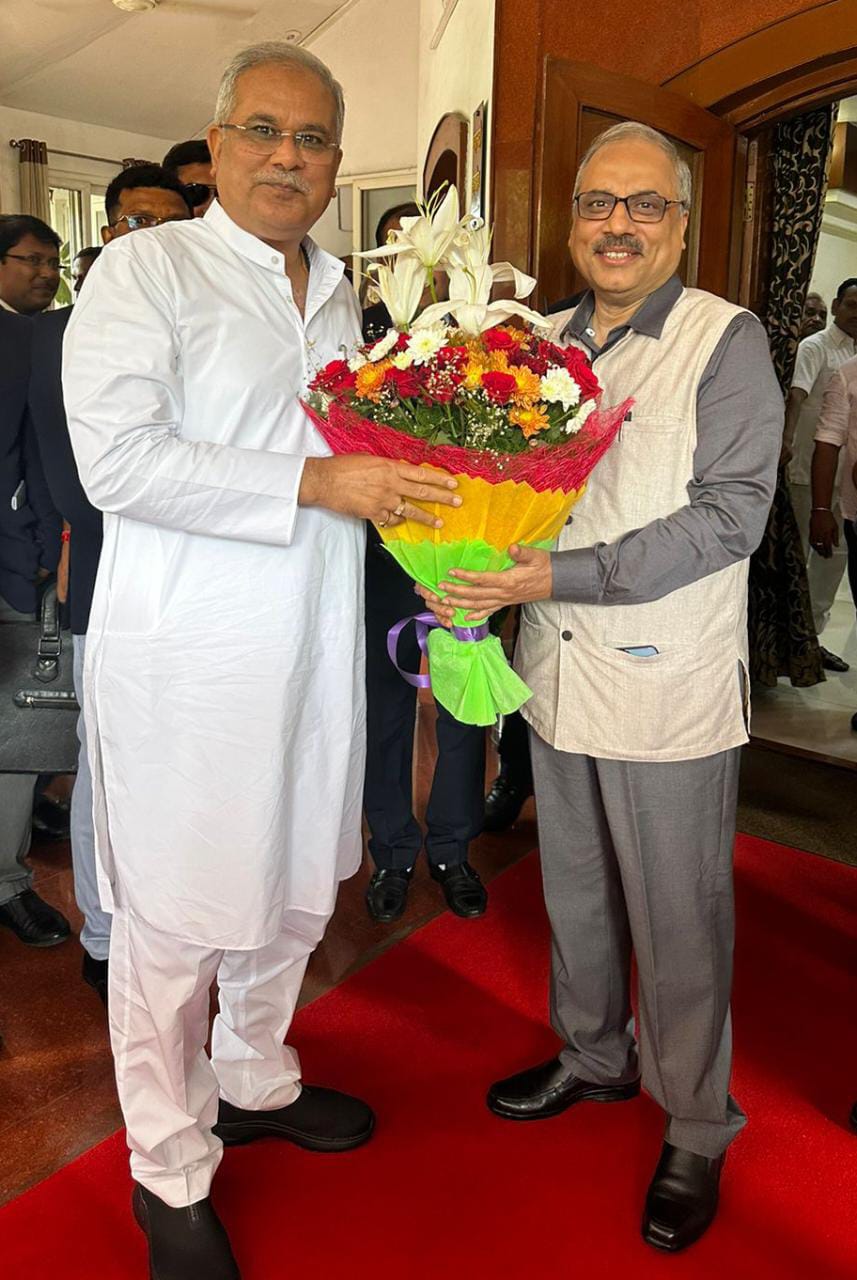 मुख्यमंत्री श्री भूपेश बघेल ने आज राजधानी रायपुर के पहुना में छत्तीसगढ़ उच्च न्यायालय के मुख्य न्यायाधीश श्री रमेश सिन्हा से सौजन्य मुलाकात की