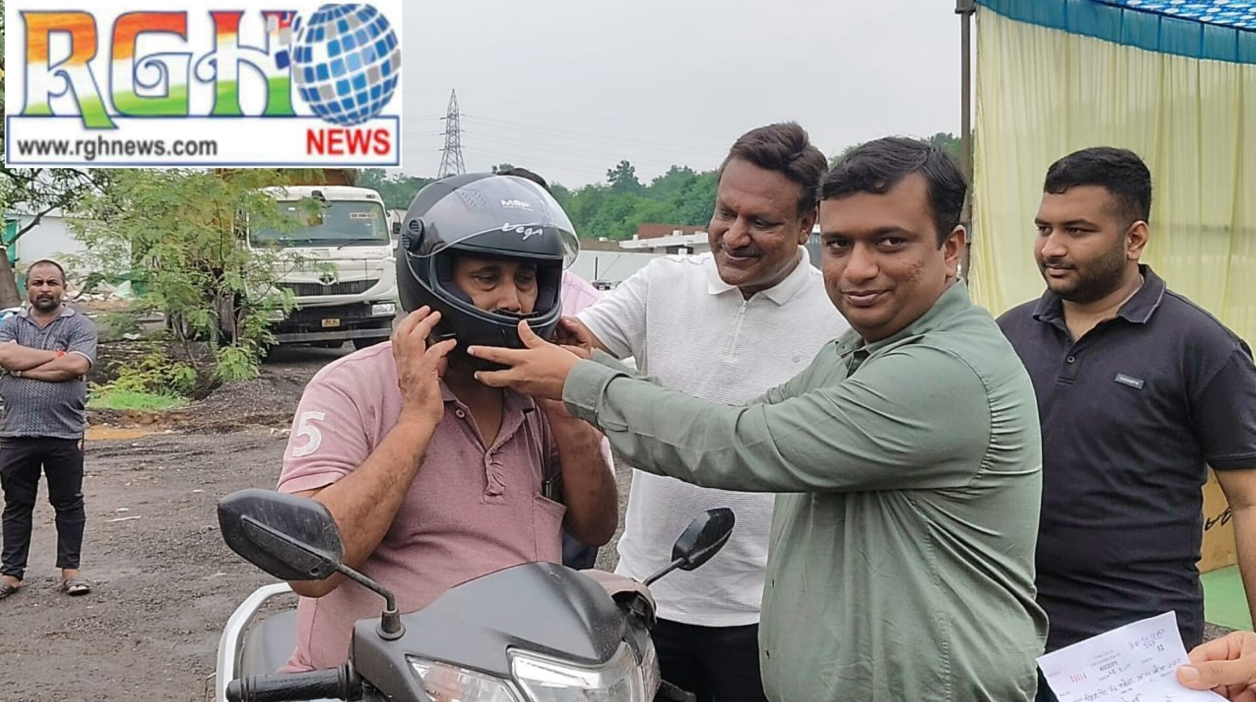 Raigarh News: जीवन रक्षा के लिए हेलमेट पहने, सुरक्षित रहें : हेलमेट वितरण कार्यक्रम में एसपी दिव्यांग पटेल ने सड़क सुरक्षा पर किया जागरूक