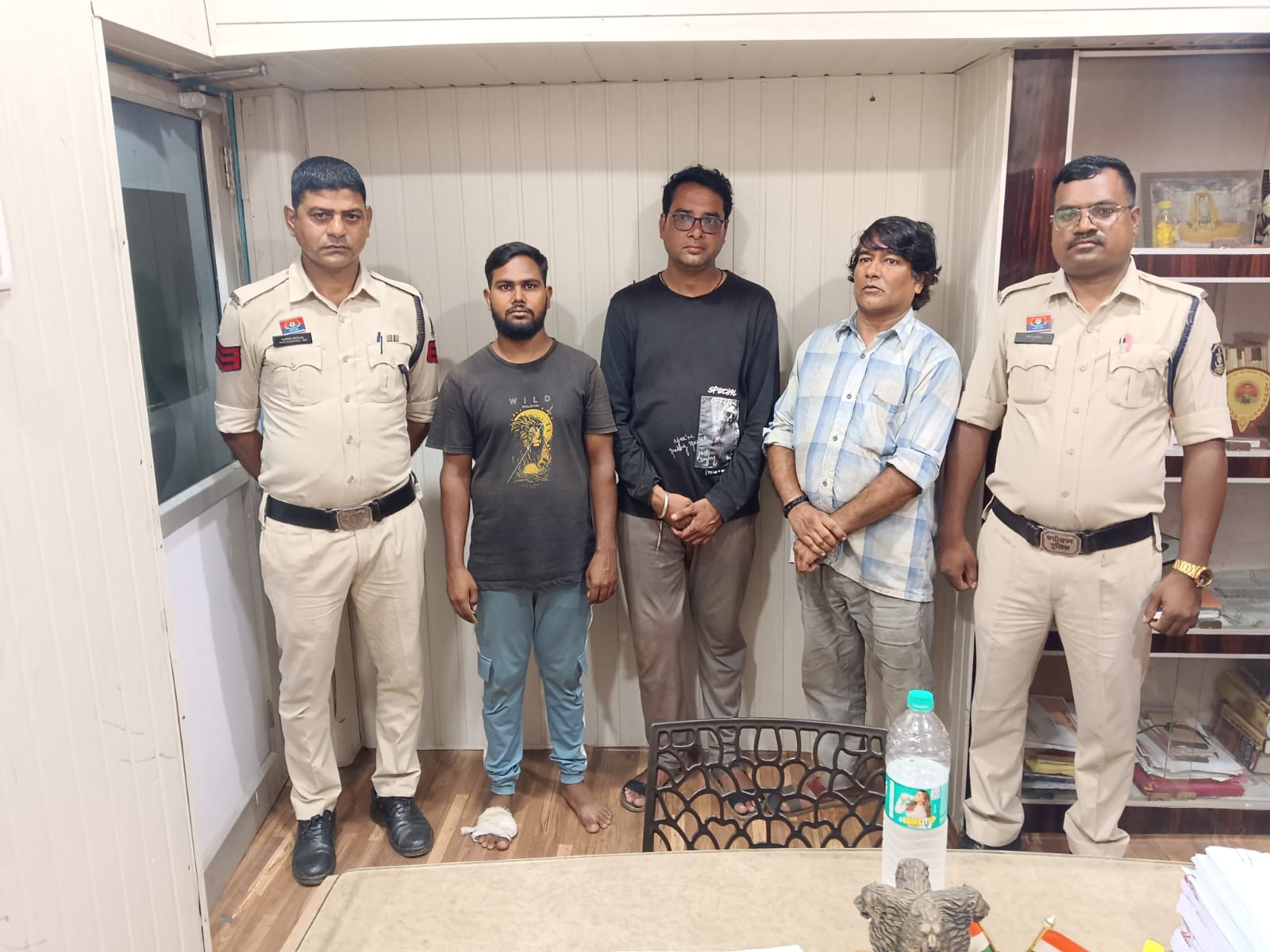 वरिष्ठ अधिकारियों का नाम लेकर गुंडागर्दी करने वाले दो व्यक्तियों और जेसीबी चालक को जूटमिल पुलिस ने भेजा जेल