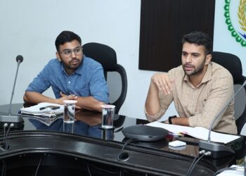 Raigarh News: कलेक्टर ने ली राजस्व अधिकारियों की समीक्षा बैठक, फार्मर रजिस्ट्री पूर्ण करने के निर्देश, लापरवाही पर होगी कार्रवाई, कलेक्टर चतुर्वेदी ने कहा- राजस्व के सभी प्रकरण अनिवार्य रूप से ई-कोर्ट में दर्ज हों