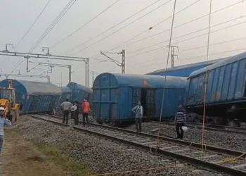 Train Derailed: बड़ा हादसा, मालगाड़ी के तीन दर्जन से अधिक डिब्बे ट्रैक से उतरे… मचा हड़कंप..