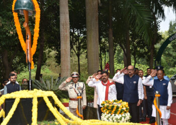 राज्यपाल श्री रमेन डेका और मुख्यमंत्री श्री विष्णु देव साय ने शहीद वाटिका पहुंचकर शहीद जवानों को दी श्रद्धांजलि