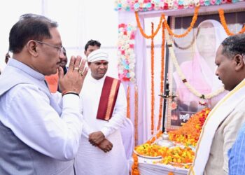 मुख्यमंत्री श्री विष्णु देव साय ने दिवंगत चन्दन बाई जी को दी श्रद्धांजलि:शोक संतप्त परिवार से मिलकर व्यक्त की संवेदना