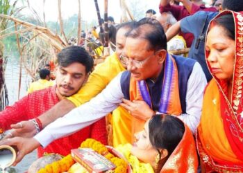 मुख्यमंत्री श्री साय ने कुनकुरी छठ घाट में सूर्य को दिया अर्घ्य:प्रदेश के सुख, समृद्धि और खुशहाली की कामना की