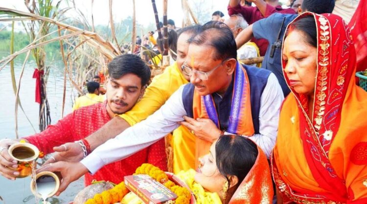 मुख्यमंत्री श्री साय ने कुनकुरी छठ घाट में सूर्य को दिया अर्घ्य:प्रदेश के सुख, समृद्धि और खुशहाली की कामना की