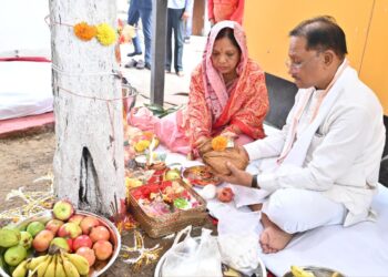 आंवला नवमी पर मुख्यमंत्री ने आंवला वृक्ष की पूजा कर प्रदेशवासियों के सुख-समृद्धि की कामना की