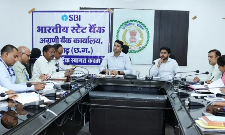 Raigarh News In Hindi: बैंक हितग्राहियों को प्राथमिकता से ऋण उपलब्ध कराएं-कलेक्टर मयंक चतुर्वेदी