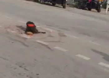 Raigarh latest news: रायगढ़ में बीच सड़क पर इंसानी पुतले का कटा सिर, VIDEO वायरल — नारियल भी चढ़ाया, लोगों ने की ऐसी मांग पढ़े पूरी खबर….