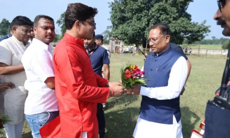 Latest Raigarh News: मुख्यमंत्री विष्णुदेव साय लैलूंगा के सिरकीनारा स्कूल ग्राउण्ड हेलीपैड पहुंचे, किया गया आत्मीय स्वागत