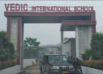 Top News In Raigarh: सरकारी आदेशों की उड़ाई जा रही धज्जियां, छुट्टी के दिन भी चालू रहा वैदिक स्कूल