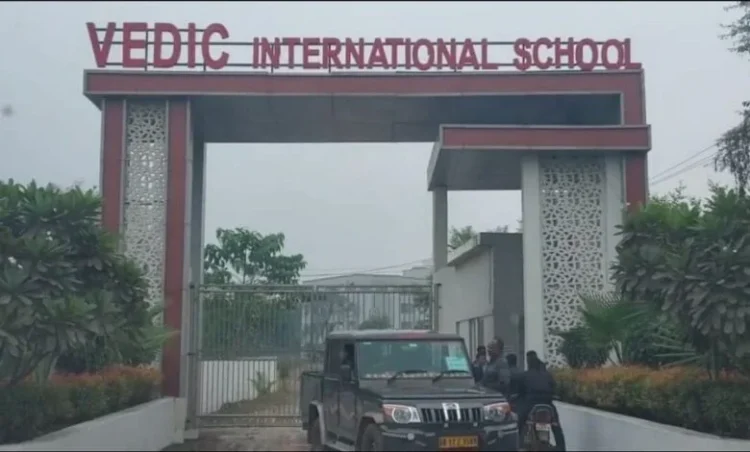 Top News In Raigarh: सरकारी आदेशों की उड़ाई जा रही धज्जियां, छुट्टी के दिन भी चालू रहा वैदिक स्कूल
