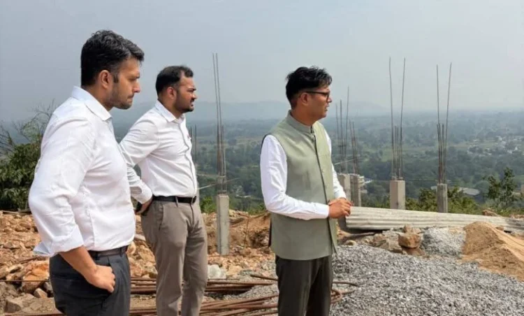 Raigarh News In Hindi: वित्त मंत्री ओ.पी.चौधरी ने किया गजमार पहाड़ स्थित हनुमान मंदिर परिसर के सौंदर्यीकरण कार्यों का निरीक्षण