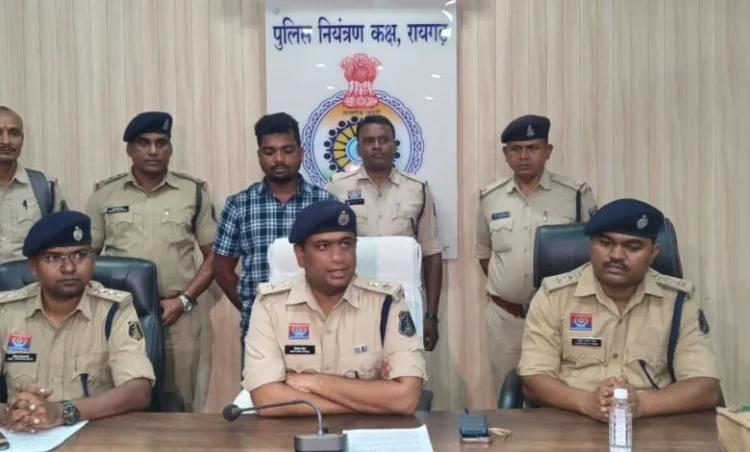 Raigarh News: गांजा तस्करी पर घरघोड़ा पुलिस की बड़ी कार्रवाई, हुंडई कार से ढाई क्विंटल गांजा बरामद, एक आरोपी गिरफ्तार