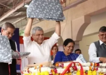 Indian Railways: अब ट्रेनों में कवर वाले कंबल के साथ होगा आरामदायक सफर, रेलवे ने यहां से की नई शुरुआत…