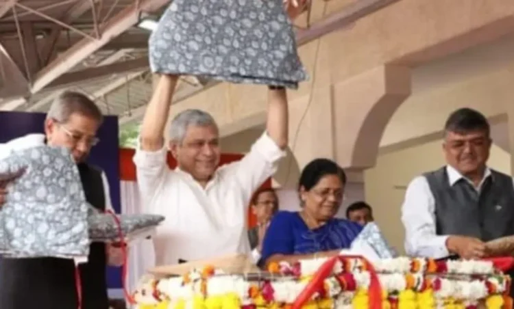 Indian Railways: अब ट्रेनों में कवर वाले कंबल के साथ होगा आरामदायक सफर, रेलवे ने यहां से की नई शुरुआत…