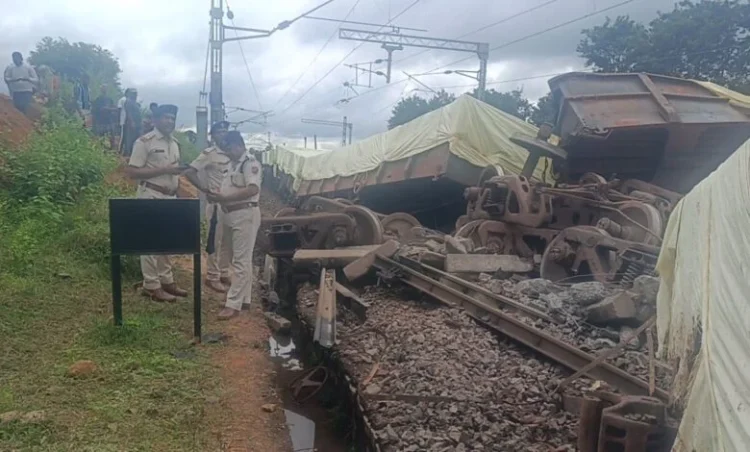 Rail Accident: बड़ा रेल हादसा; मालगाड़ी की 10 बोगियां पटरी से उतरीं, कई ट्रेनें प्रभावित