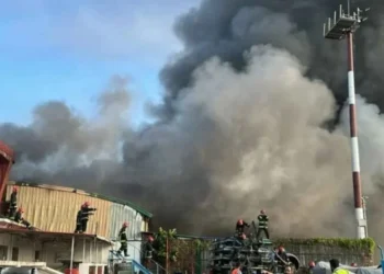 Bangladesh Airport Fire: इंटरनेशनल एयरपोर्ट पर बड़ा हादसा; भीषण आग लगने से सभी फ्लाइटें कैंसिल, लोगों में मची अफरा-तफरी