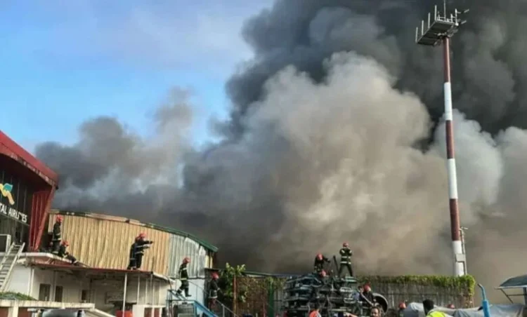 Bangladesh Airport Fire: इंटरनेशनल एयरपोर्ट पर बड़ा हादसा; भीषण आग लगने से सभी फ्लाइटें कैंसिल, लोगों में मची अफरा-तफरी