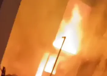 Lucknow Fire: तीन मंजिला इमारत में लगी भीषण आग, मची अफरातफरी, आठ गाड़ियो ने 4 घंटे में काबू पाया…