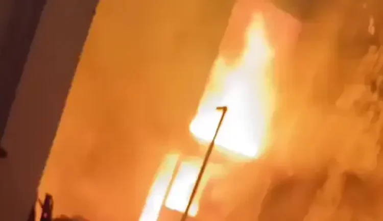 Lucknow Fire: तीन मंजिला इमारत में लगी भीषण आग, मची अफरातफरी, आठ गाड़ियो ने 4 घंटे में काबू पाया…