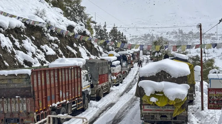 हिमाचल में बदला मौसम, इन जिलों में बारिश के साथ हुई बर्फबारी, बिछी सफेद चादर
