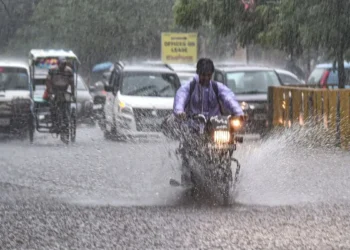 अगले पांच दिनों तक देश के इस हिस्से में होगी मूसलाधार बारिश, किन इलाकों में 15 अक्टूबर से बढ़ जाएगी ठंड? जानें मौसम का हाल