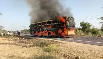 Big Breaking: बड़ा हादसा; सवारियों से भरी बस में आग लगने से 15 लोगों की दर्दनाक मौत…